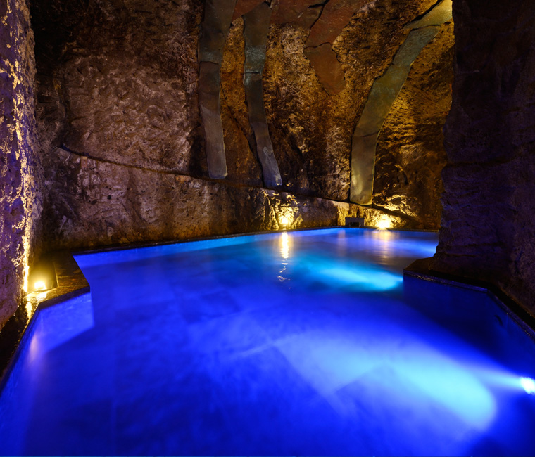 Noto Tsukumo Bay Hyakurakusou Cave bath